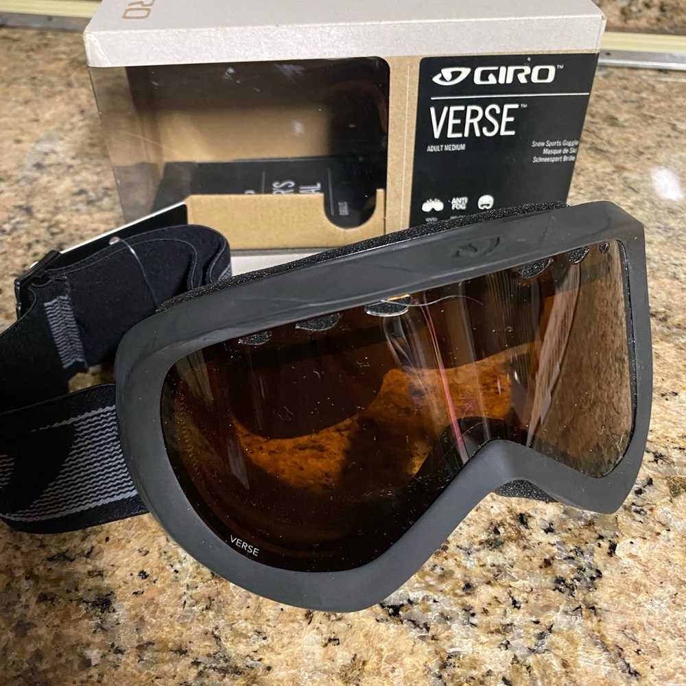 SNOW SPORTS GOGGLES